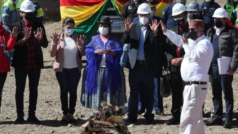 Rússia inicia construção de reator nuclear na Bolívia