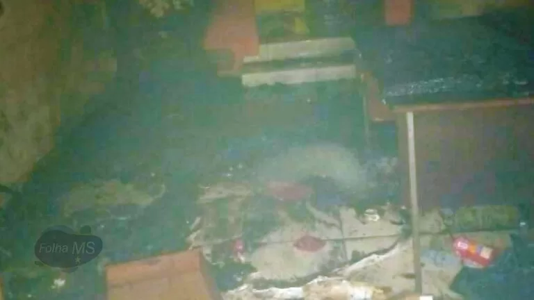 Casa incendiada no loteamento pantanal