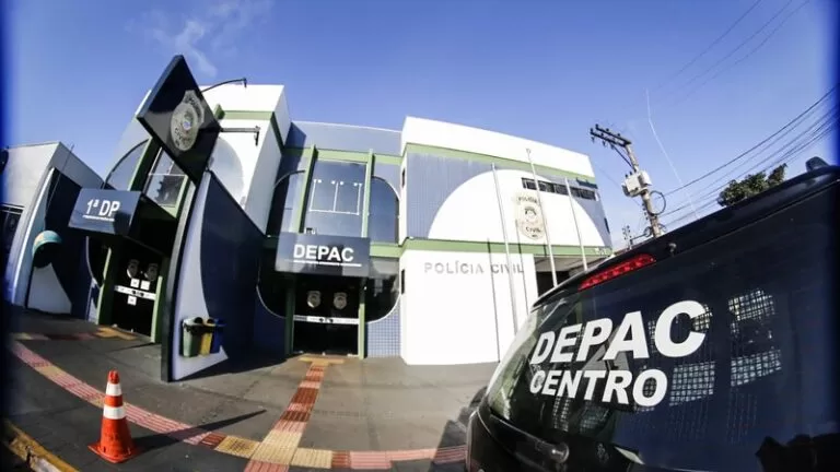 Ladrão aponta arma e tenta beijar rapaz durante assalto em Campo Grande