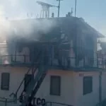 Bombeiros combatem incêndio em embarcação no porto de Ladário