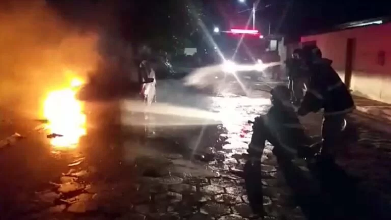 Bombeiros combatem incêndio em veículo no Universitário