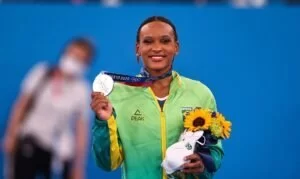 Leia mais sobre o artigo Rebeca Andrade fatura prata, 1ª medalha na ginástica feminina do país