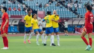 Leia mais sobre o artigo Com dois gols de Marta, Brasil goleia China na estreia da seleção nas Olimpíadas  5×0