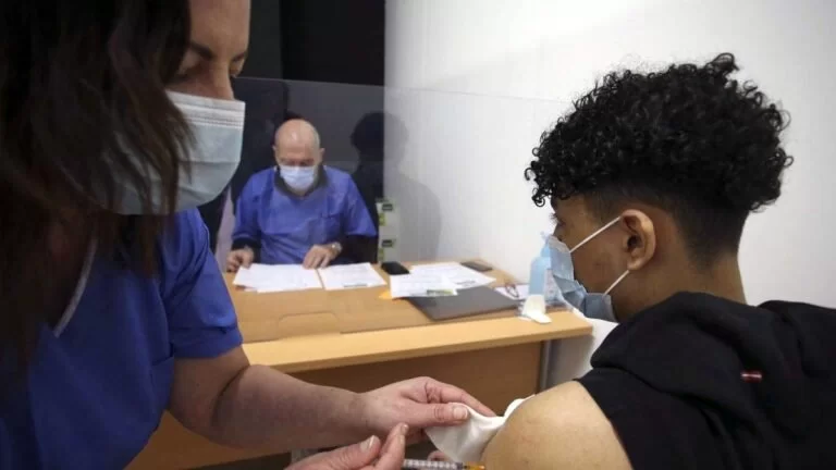 Estado vai pleitear inclusão de adolescentes na vacinação contra covid-19