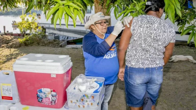 Vacinadora da Secretaria de Saúde de Corumbá
