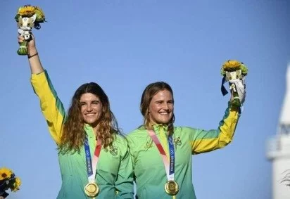 Você está visualizando atualmente Vela: Martine e Kahena conquistam ouro em Tóquio e são bicampeãs olímpicas