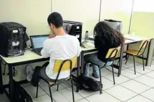 Leia mais sobre o artigo Com edição de MP, governo deixa de fornecer internet gratuita para escola pública
