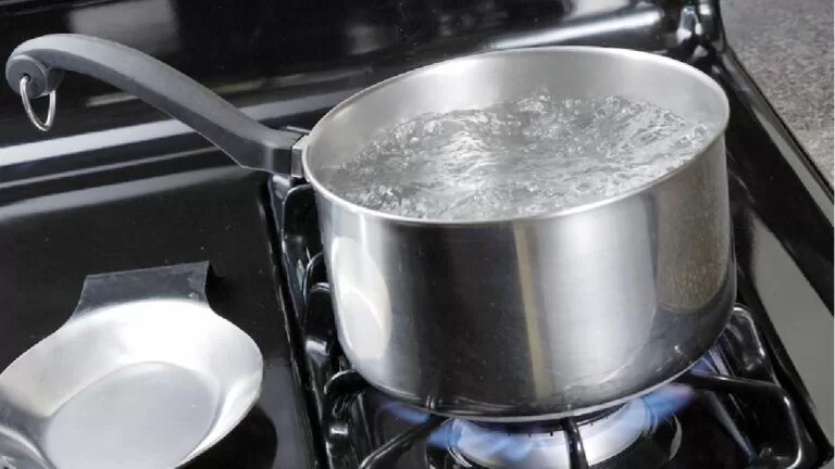 Adolescente de 13 anos tem corpo queimado com água fervendo em Ladário