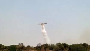 Leia mais sobre o artigo Aeronaves auxiliam no combate a incêndio próximo ao Porto Geral de Corumbá | Vídeo
