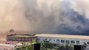 Leia mais sobre o artigo Bombeiros mobiliza equipes para combater incêndio em frente ao Porto de Corumbá