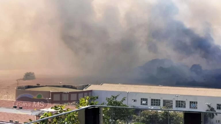 Bombeiros mobiliza equipes para combater incêndio em frente ao Porto de Corumbá