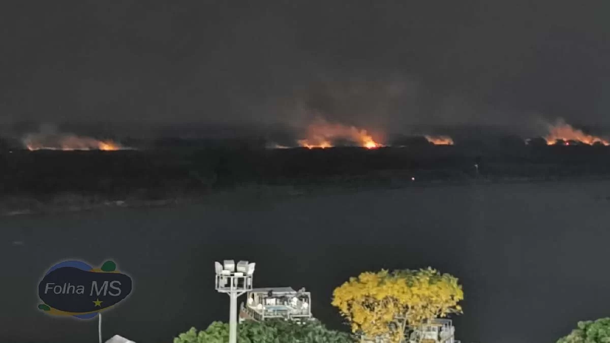 Você está visualizando atualmente Corpo de Bombeiros pede reforço aéreo para combate a incêndio no Porto de Corumbá
