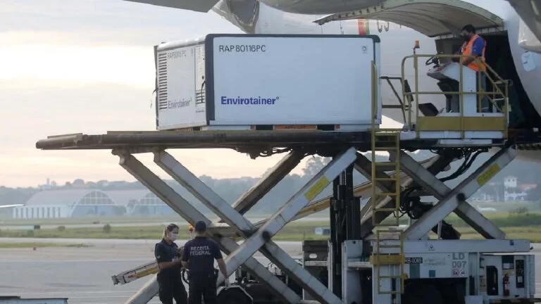 Butantan recebe matéria-prima para 8 milhões de doses de vacina