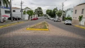 Leia mais sobre o artigo Governo do Estado vai substituir lajotas por asfalto no centro de Corumbá