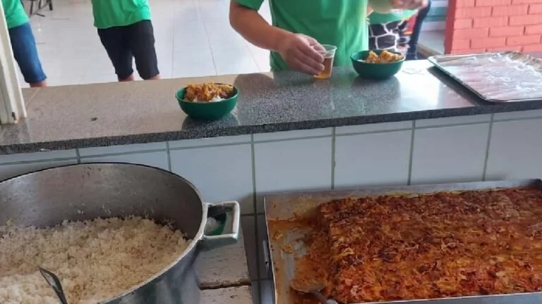 Escola Estadual de Corumbá recebe alunos com “lasanhada” e fotos viralizam nas redes sociais