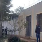 Grupo armado invade casa e mata político com tiros de fuzil na fronteira