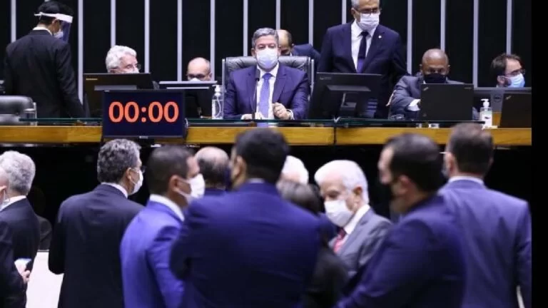 “Espero que o assunto esteja encerrado”  diz Lira após rejeição da PEC do voto impresso