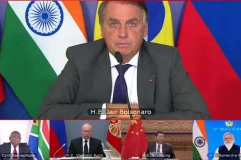 Bolsonaro diz que relação com China é essencial para o combate à pandemia