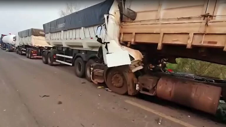 Duas pessoas morrem em “engavetamento” entre carretas na BR-262