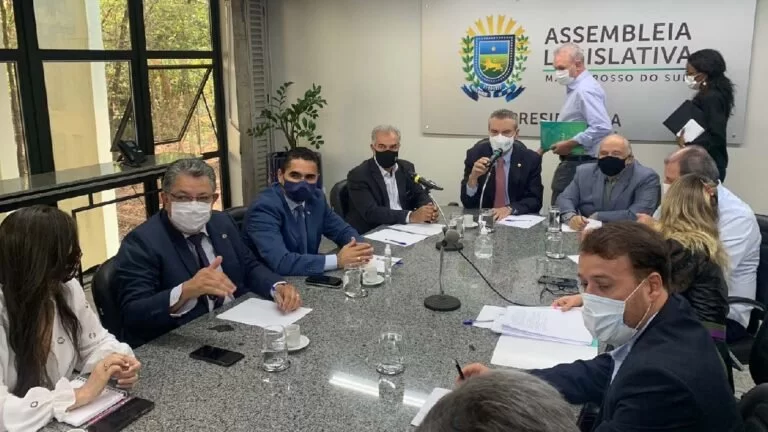 Reinaldo Azambuja leva projeto que reduz ICMS da conta de luz à Assembleia nesta terça