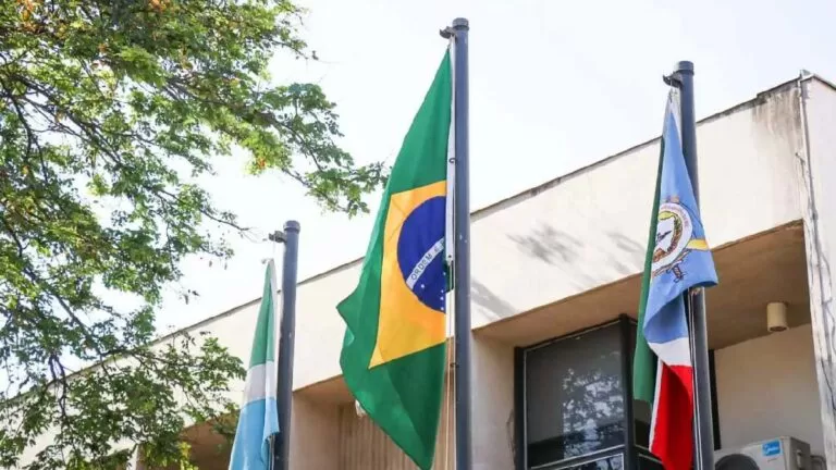 Bandeira do Império tem vida curta e pavilhão do Brasil volta a tremular no TJ