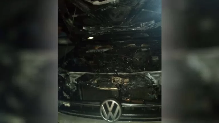 Caminhonete com placas da Bolívia pega fogo após pane elétrica