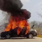 Bombeiros são acionados após carro pegar fogo no morro do Cristo Redentor