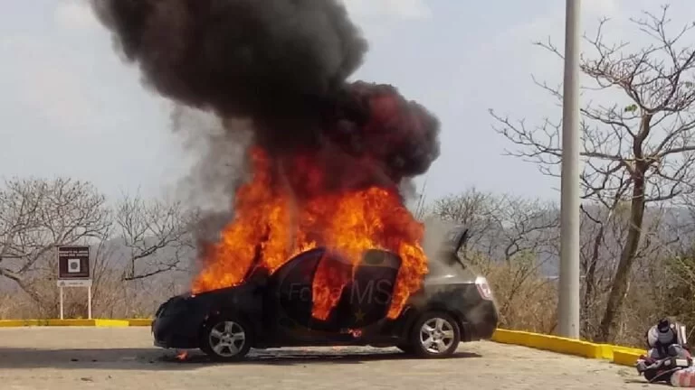 Bombeiros são acionados após carro pegar fogo no morro do Cristo Redentor