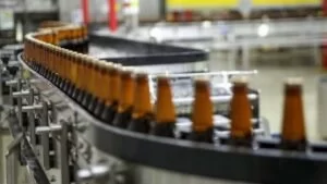 Leia mais sobre o artigo Cerveja ficará mais cara a partir de sexta-feira: aumento será de 5% a 6%