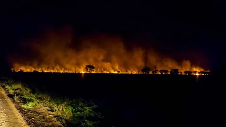 Bombeiros reforçam equipes em Porto Esperança e na Manga; fogo avança em direção as comunidades