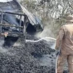 Incêndio se espalha pela vegetação após caminhão com carvão tombar e pegar fogo na BR-262