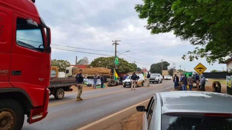 Justiça determina desbloqueio imediato de caminhoneiros na BR-163 em MS