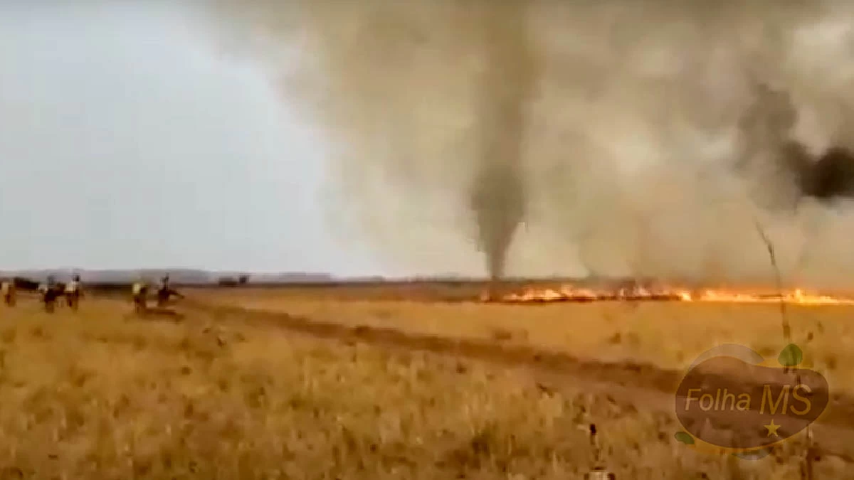 Você está visualizando atualmente Vídeo | “Redemoinho de fogo” cerca bombeiros que combatem queimadas no Pantanal