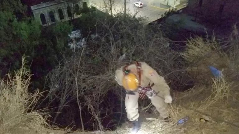 Bombeiros resgatam mulher que caiu de ribanceira na Avenida General Rondon
