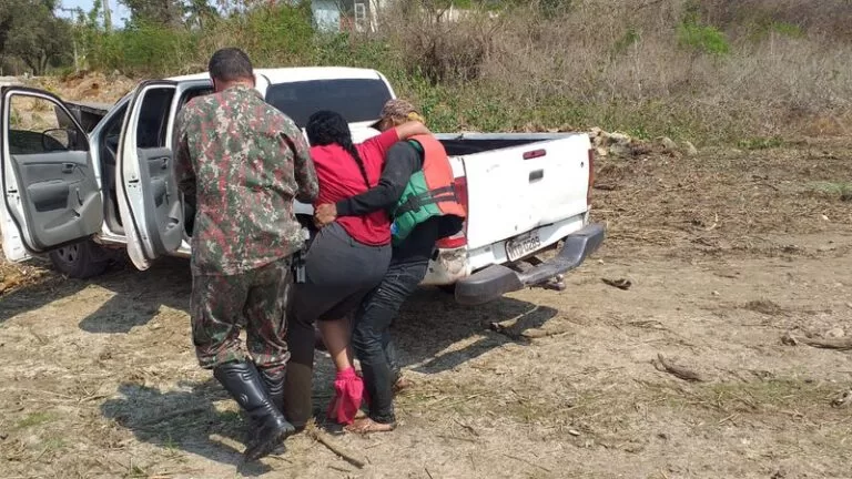 Pescadora gestante, é socorrida pela PMA após ser ferroada por arraia no Rio Paraguai