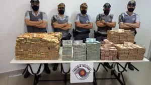 Leia mais sobre o artigo Polícia de SP encontra quase R$ 12 milhões em fundo falso de carreta com placas de MS