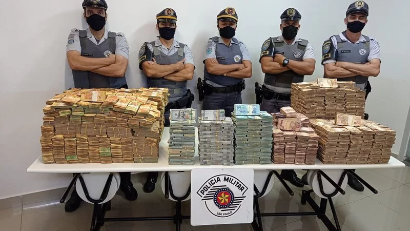 Você está visualizando atualmente Polícia de SP encontra quase R$ 12 milhões em fundo falso de carreta com placas de MS