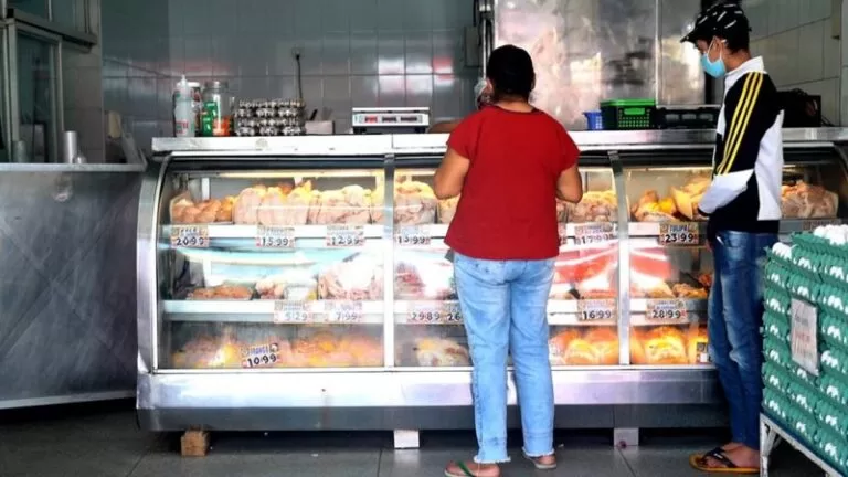 ‘Saga’ de desempregada de 62 anos por carne acaba com 3 quilos de carcaça e pele por R$ 12