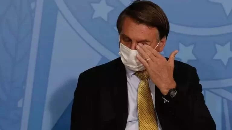 Bolsonaro diz que chora sozinho no banheiro e que esposa nunca viu