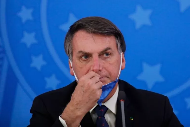 Sem vacina da covid-19, Bolsonaro é barrado de entrar em jogo do Santos