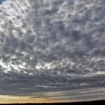 Chuva volta de forma isolada nesta terça; tempo firme e calor predominam