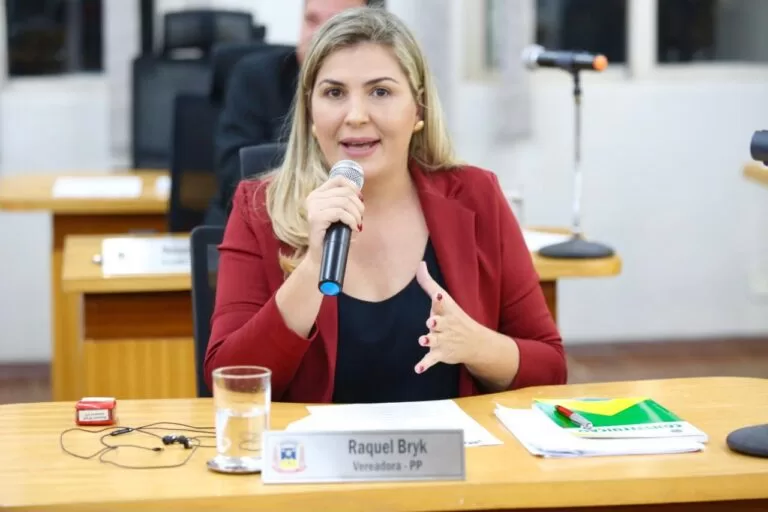 Distribuição de absorventes: vereadora pede apoio de deputados para derrubar veto presidencial