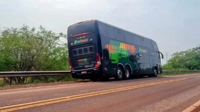 Ônibus da Buser com 42 passageiros se envolve em acidente na BR-262