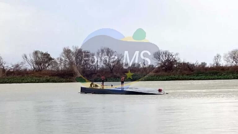 Bombeiros saem em resgate a passageiros de Chalana que virou durante temporal em Corumbá