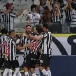 Atlético-MG vence Santos de virada e mantém vantagem no Brasileiro