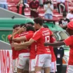 Com três de Yuri, Internacional goleia a Chapecoense e cola no G-6 do Brasileirão