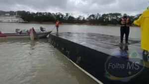 Leia mais sobre o artigo Vídeo mostra turistas momentos após embarcação naufragar no Rio Paraguai