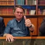 Facebook tira do ar live em que Bolsonaro associou Aids a vacina da COVID