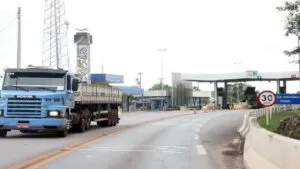Leia mais sobre o artigo AGEMS divulga valor que deve voltar a ser cobrado no pedágio sobre a ponte em Corumbá