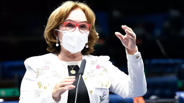 Senadores querem derrubar veto à distribuição de absorventes a mulheres em pobreza extrema